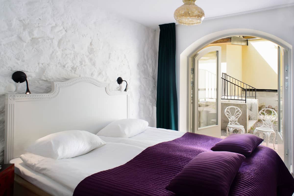 Escritorio, wifi gratis y ropa de cama