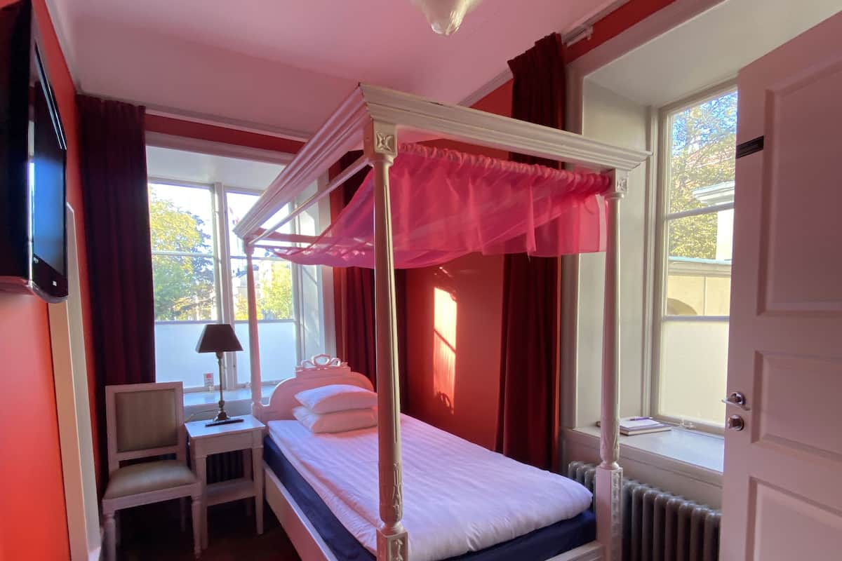 Escritorio, wifi gratis y ropa de cama