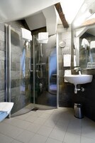 Habitación estándar con 1 cama doble o 2 individuales | Baño | Ducha, secador de pelo, zapatillas y toallas