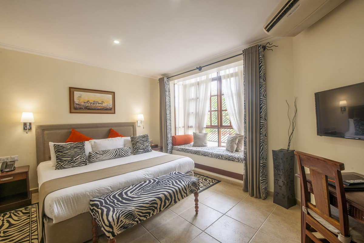 Deluxe kamer | 1 slaapkamer, een minibar, een kluis op de kamer, een bureau