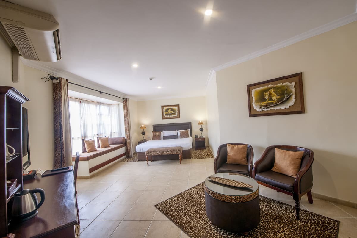 suite | minibar, in-room safe, desk, free wifi