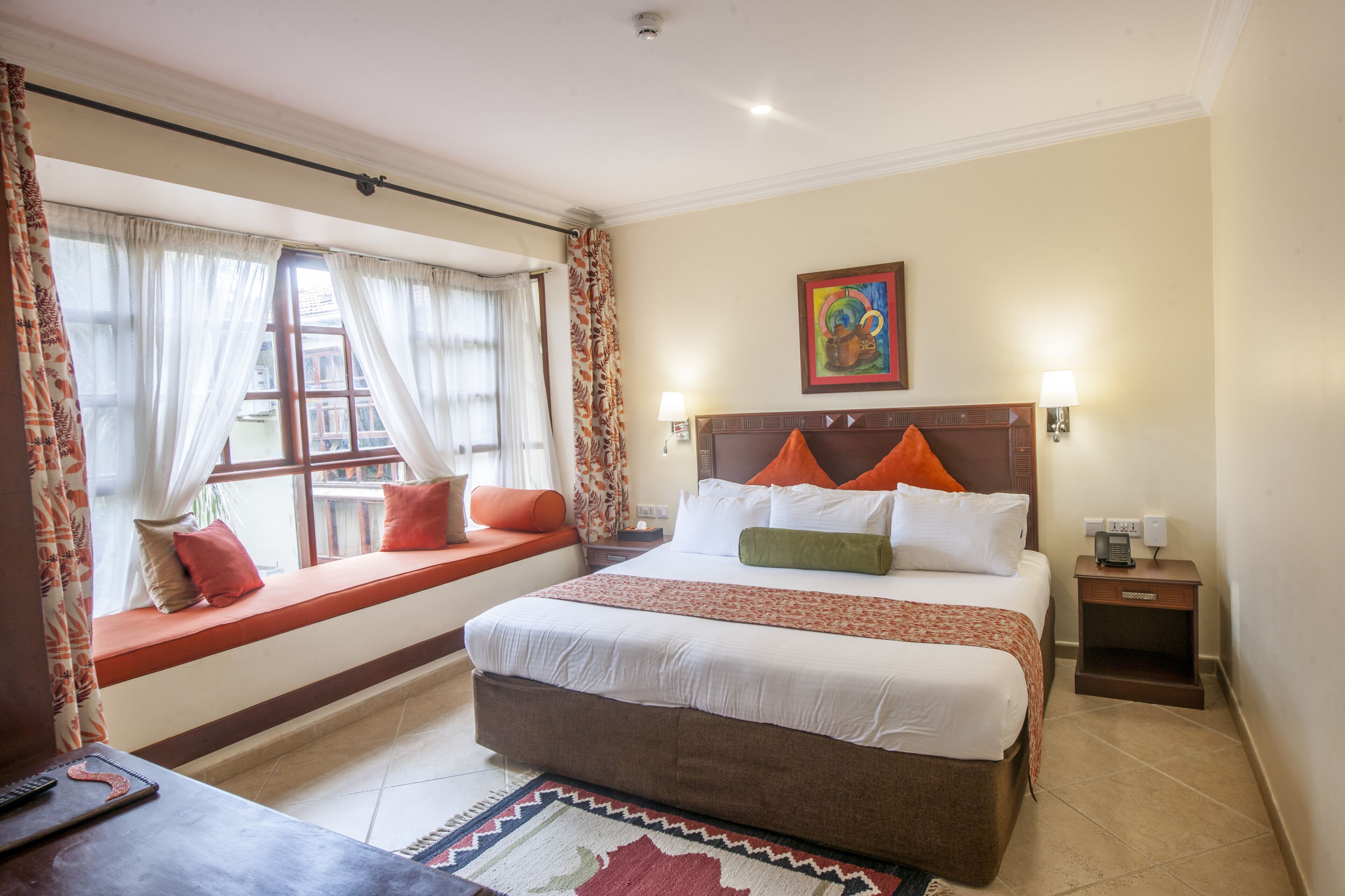 deluxe room | minibar, in-room safe, desk, free wifi