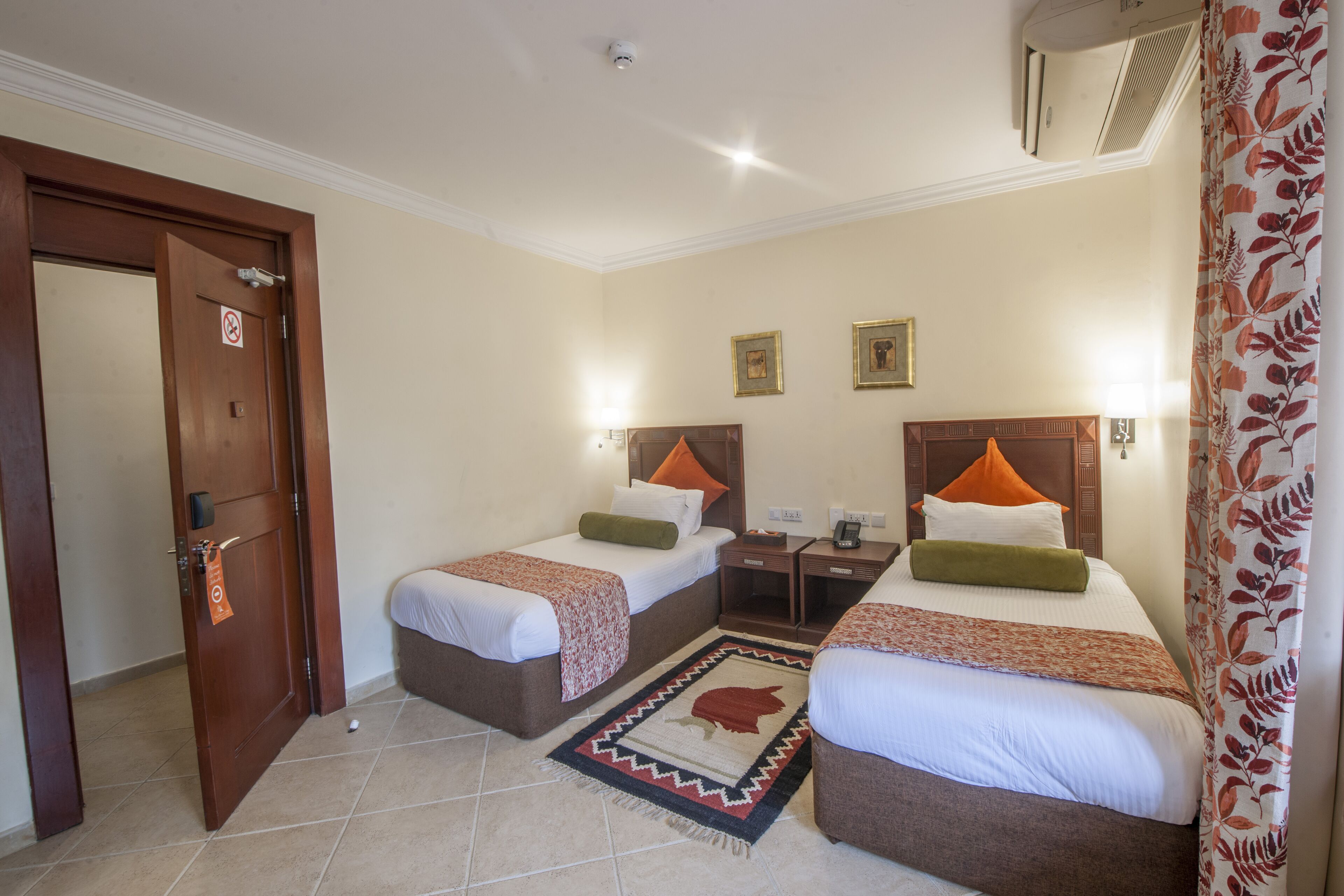 deluxe room | minibar, in-room safe, desk, free wifi