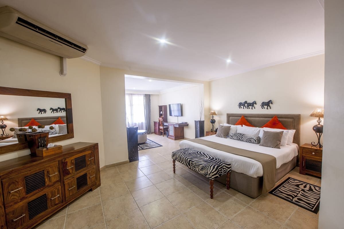 suite | minibar, in-room safe, desk, free wifi