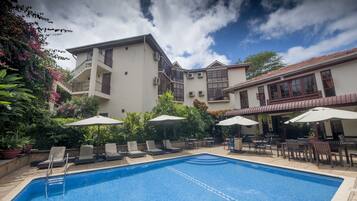 Una piscina al aire libre