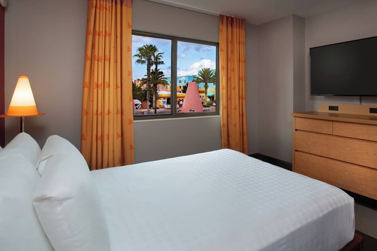 Cars Family Suites. Wheelchair accessible with tub and option for hearing accessibility. 1 queen be | Zimmersafe, Schreibtisch, laptopgeeigneter Arbeitsplatz