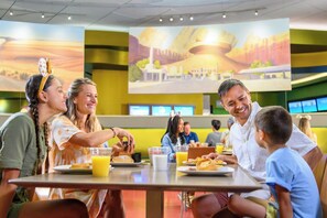 Petit déjeuner en libre-service servi tous les jours en supplément