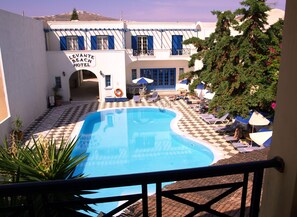 Piscine extérieure (ouverte en saison), parasols de plage