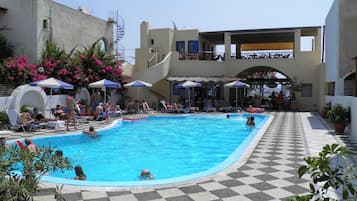Piscina externa sazonal, guarda-sóis, espreguiçadeiras