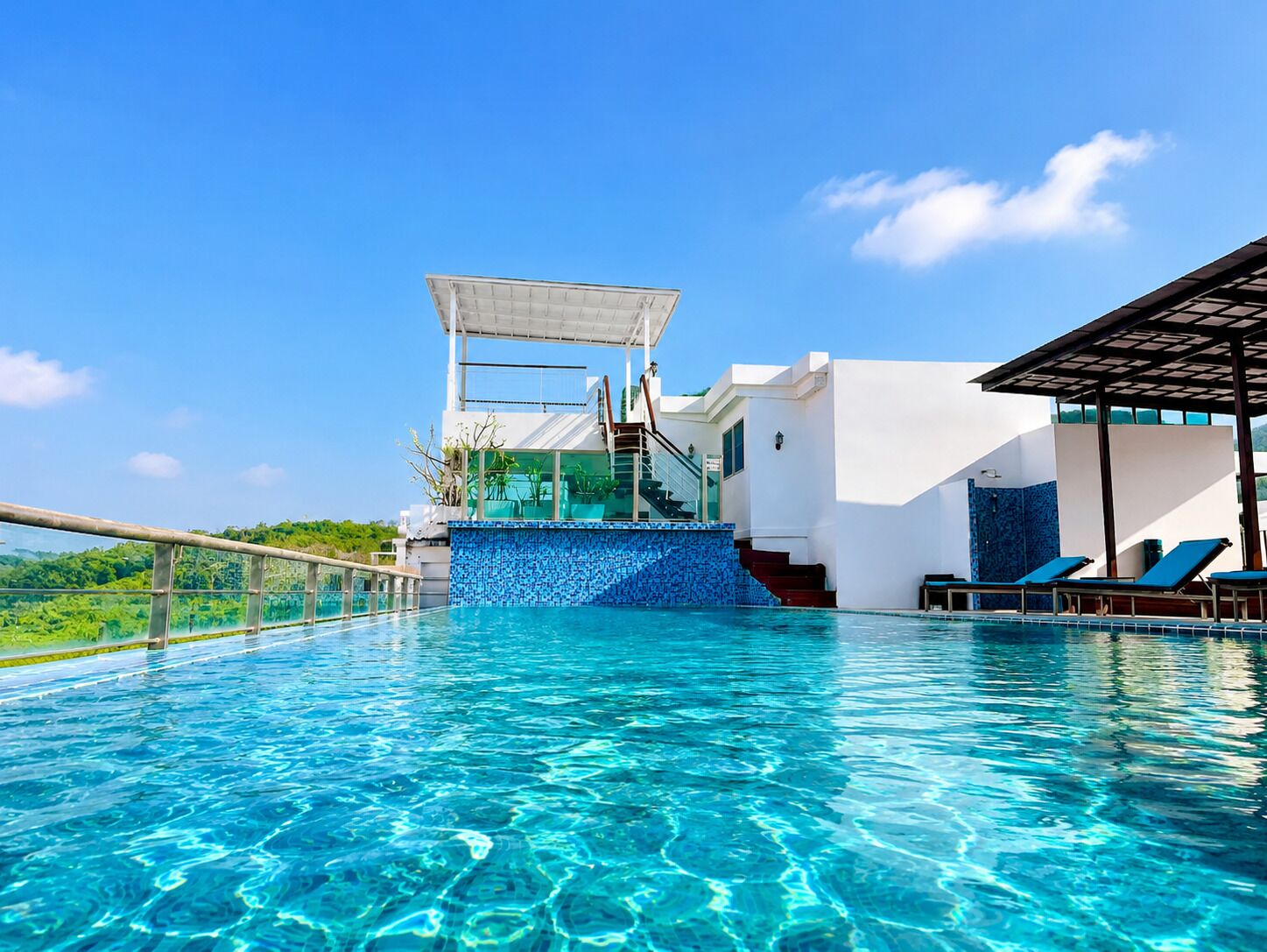 Piscina externa, guarda-sóis, espreguiçadeiras