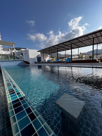Outdoor pool, pool umbrellas, sun loungers. Aspery Hotel