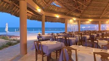2 restaurants; lunch and dinner served