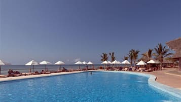 2 piscines extérieures, parasols de plage, chaises longues