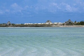 Private beach, sun loungers, beach umbrellas, beach towels - Watamu Bay Ora Resort (Watamu)
