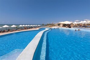 2 개의 야외 수영장, 수영장 파라솔, 일광욕 의자