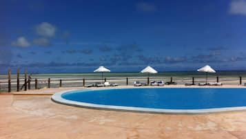 2 piscines extérieures, parasols de plage, chaises longues