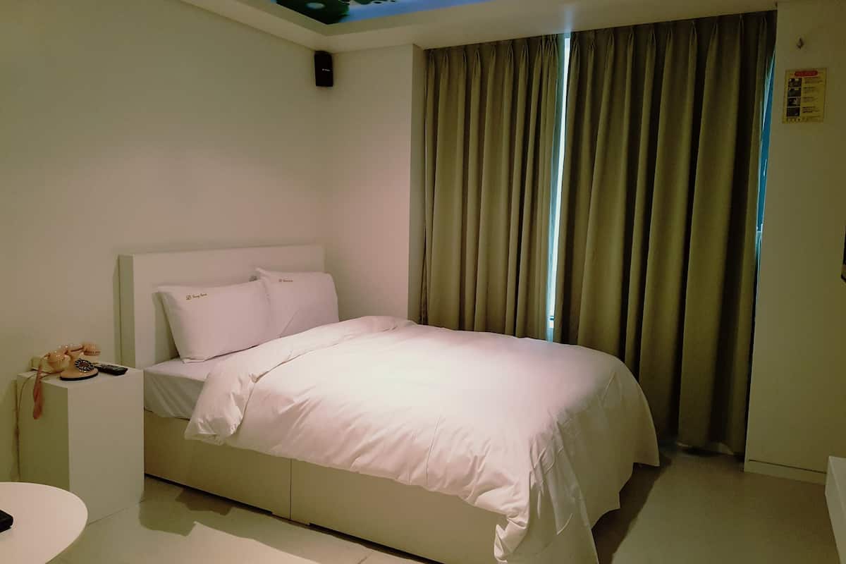 Standard Double Room | In-room safe, iron/ironing board (on request), WiFi (free)