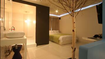Deluxe Double Room | 1 bedroom, in-room safe, iron/ironing board, free WiFi