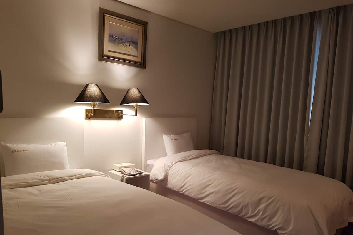 Standard Twin Room | In-room safe, iron/ironing board (on request), WiFi (free)