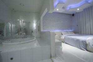 Deluxe Double Room | In-room safe, iron/ironing board, free WiFi
