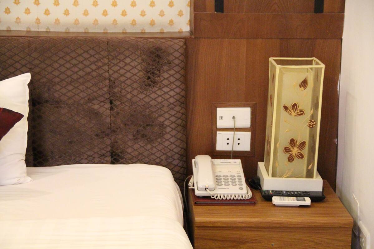 Minibar, in-room safe, desk, iron/ironing board