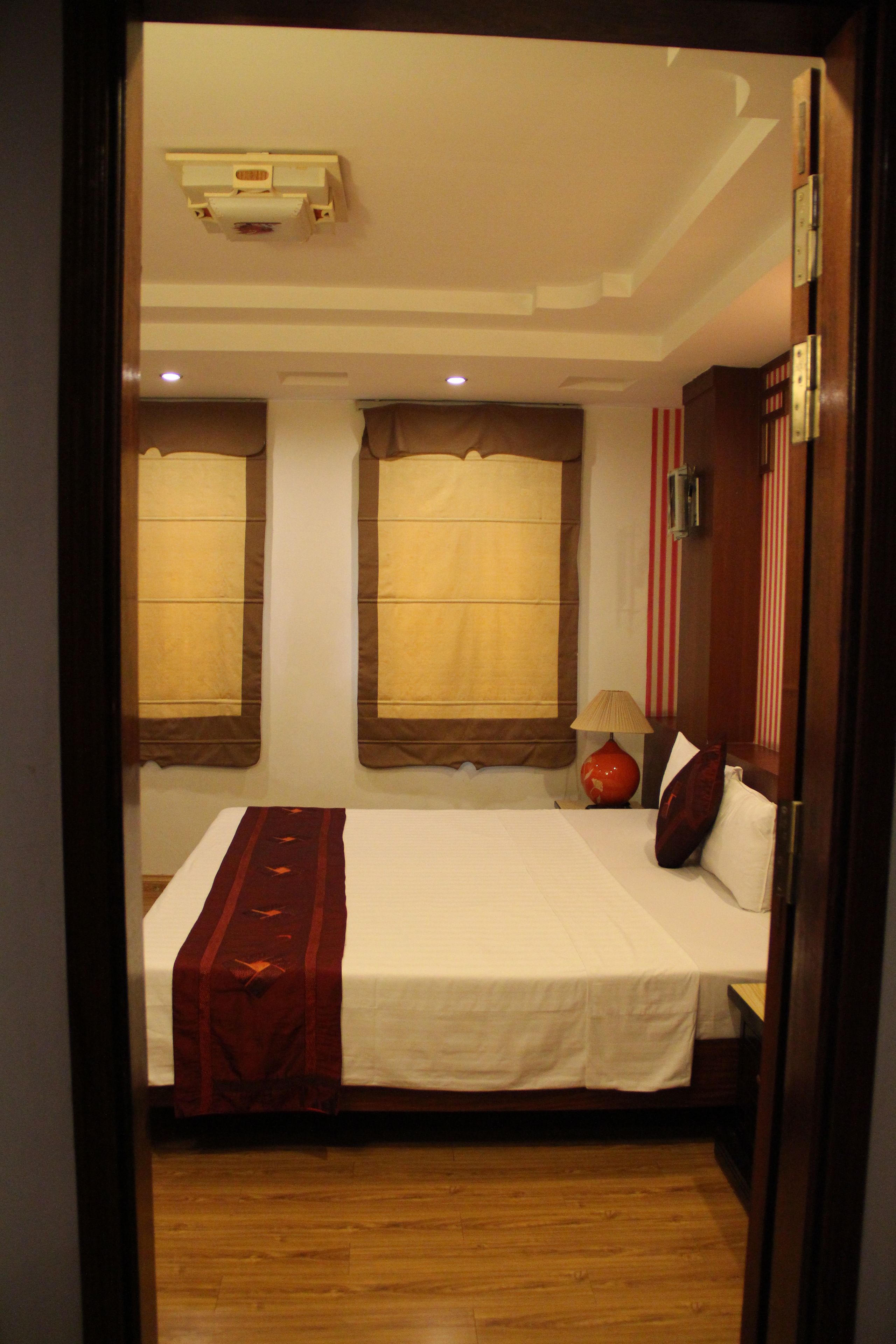 deluxe room | minibar, in-room safe, desk, iron/ironing board