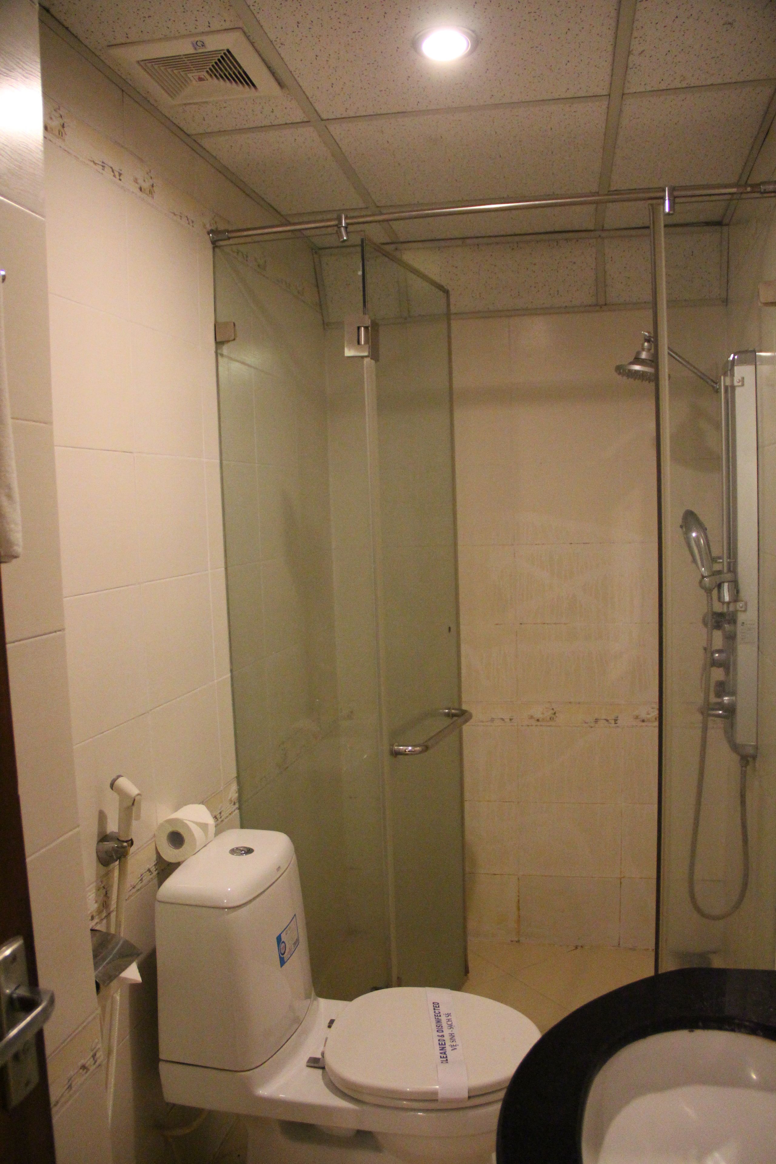 junior suite | bathroom | combined shower/bathtub, free toiletries, hair dryer, towels