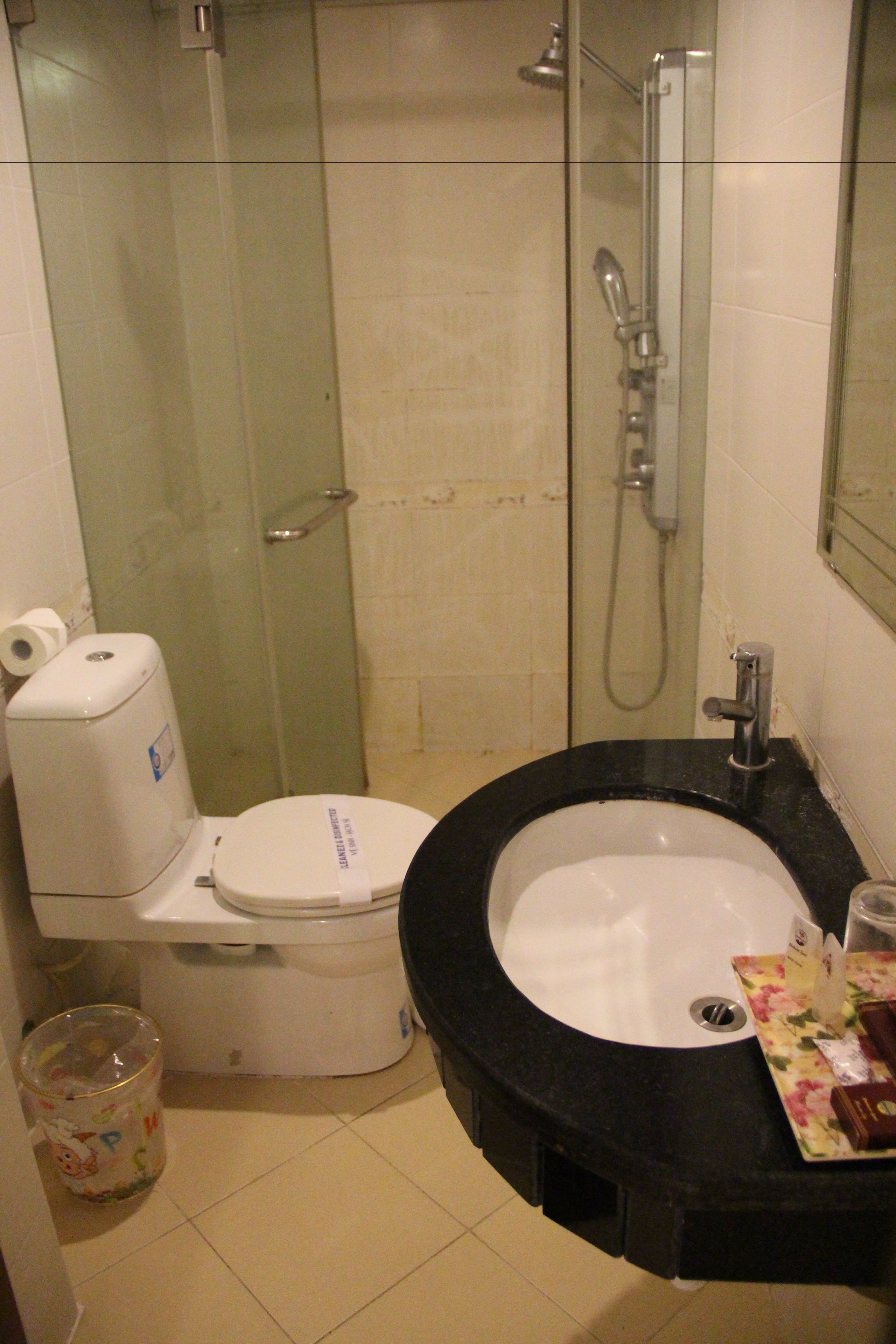 junior suite | bathroom | combined shower/bathtub, free toiletries, hair dryer, towels