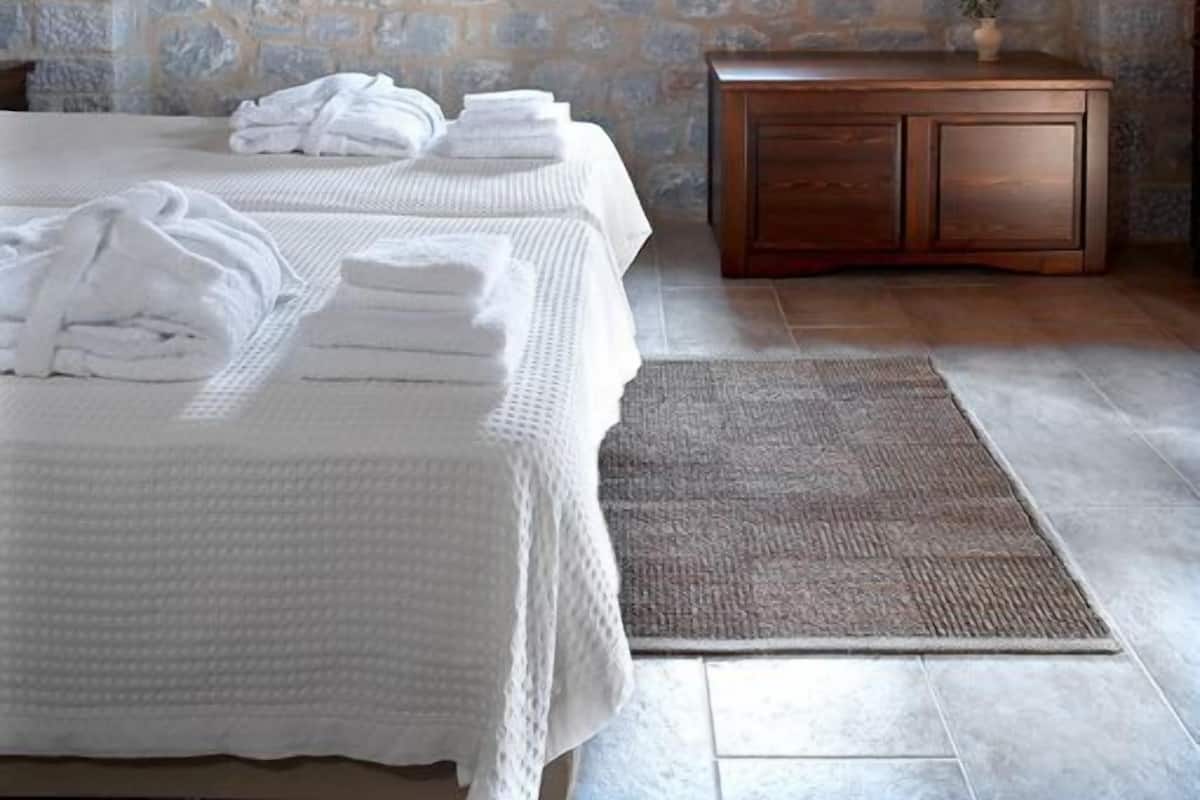 Camera Comfort, vista mare parziale | Biancheria da letto di alta qualità, minibar, una cassaforte in camera