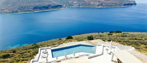 Una piscina al aire libre (de 10:00 a 20:00), sombrillas, tumbonas