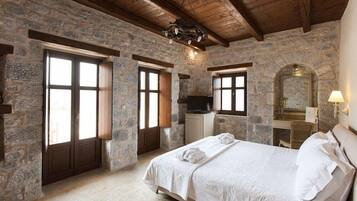 Hochwertige Bettwaren, Minibar, Zimmersafe, individuell dekoriert