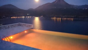 Piscina a l'aire lliure (horari: 10:00-20:00), para-sols i gandules