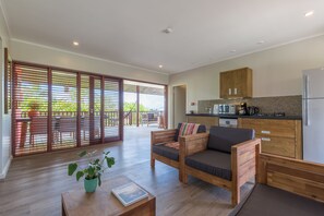 Refrigerador con freezer, microondas, placa de cocina, cafetera/tetera