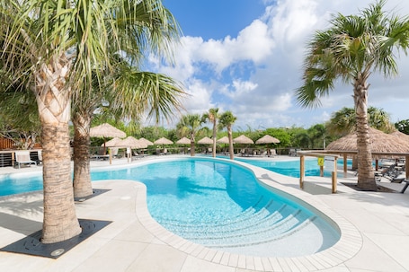 4 piscinas al aire libre, camas de piscina gratis, sombrillas. Morena Resort