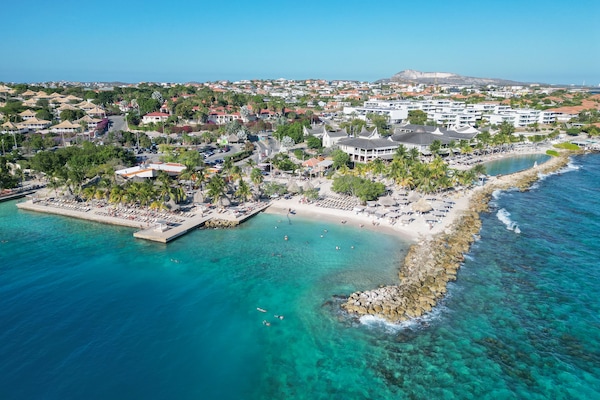 Una playa cerca, arena blanca, camas de playa