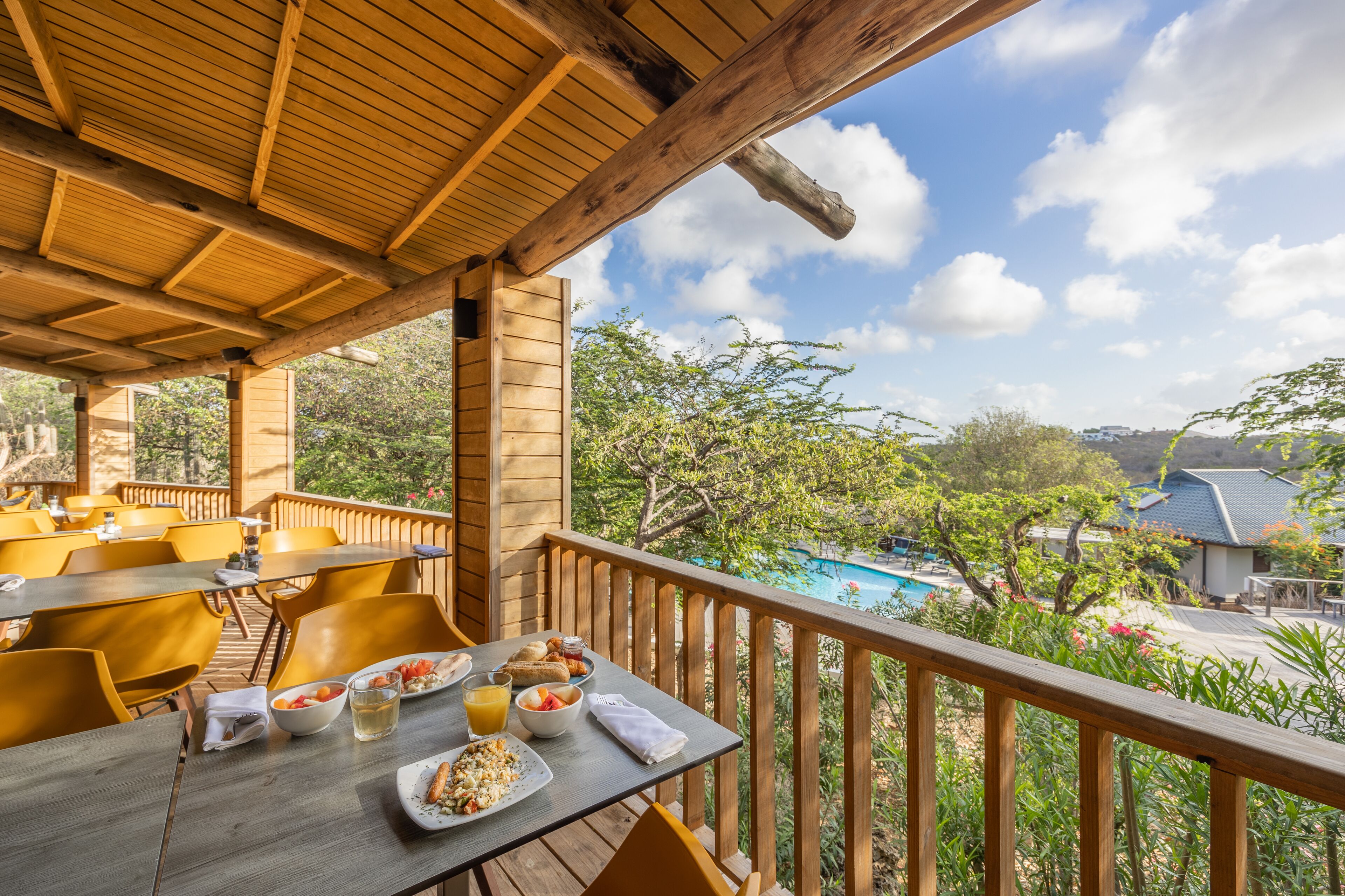 Se sirven desayunos y cocina internacional; con vista a la alberca 