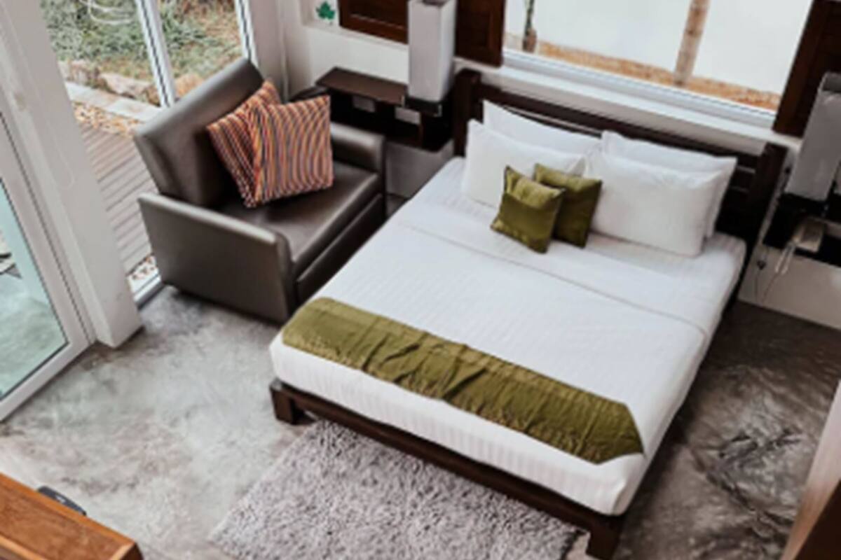 Ein Schlafzimmer mit Bett, Sofa, Couchtisch und Teppich.