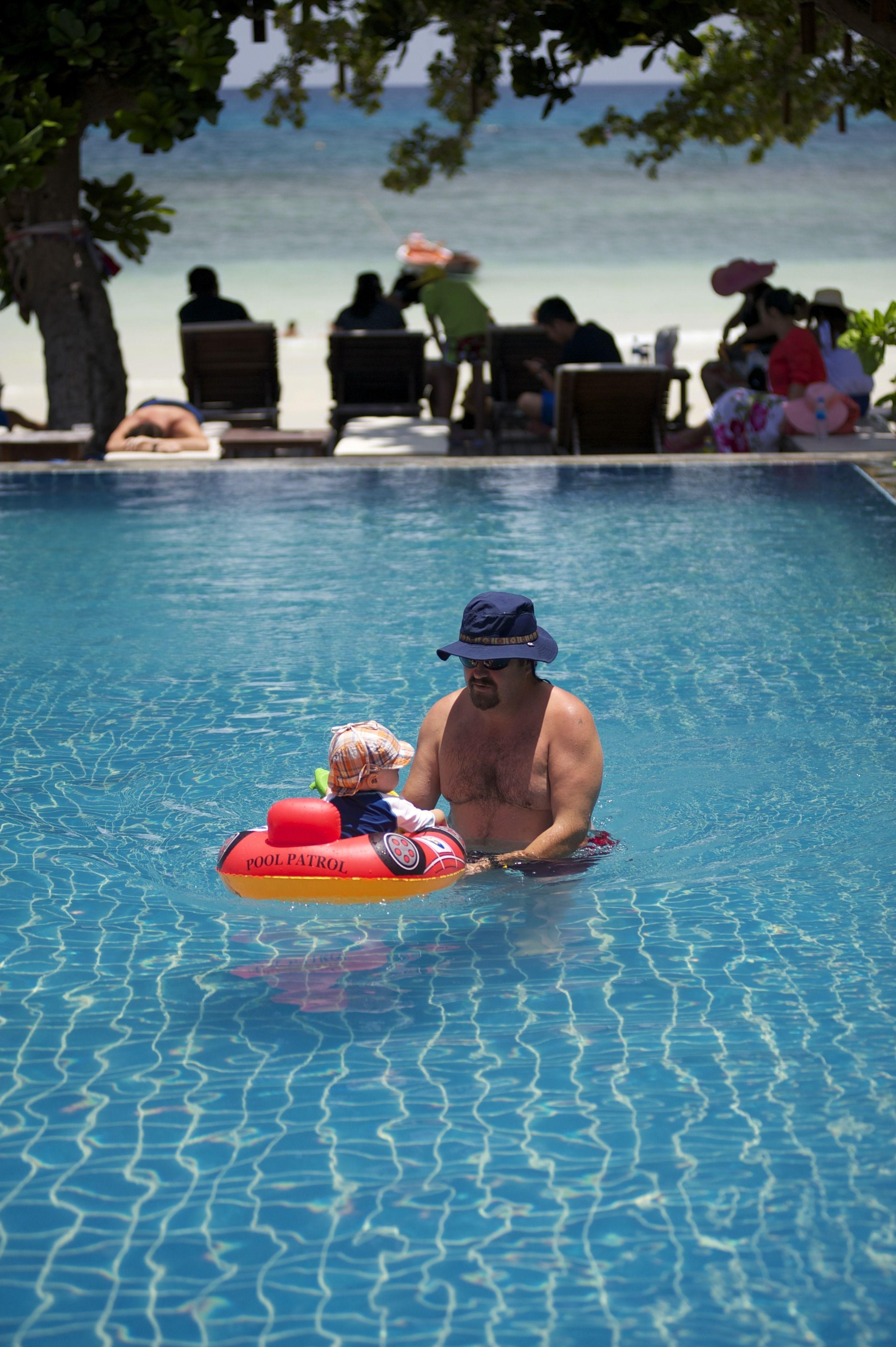 Piscine extérieure, cabanons gratuits, chaises longues