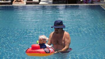 Açık yüzme havuzu, ücretsiz havuz kabinleri, şezlonglar