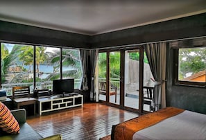 Habitación Deluxe, vista a la alberca | Caja de seguridad en la habitación, muebles diferentes y wifi gratis