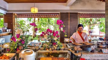 Déjeuner, dîner, souper et brunch servis sur place
