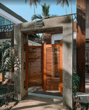 Garden View Room | Caja fuerte, mobiliario individual, wifi gratis y ropa de cama
