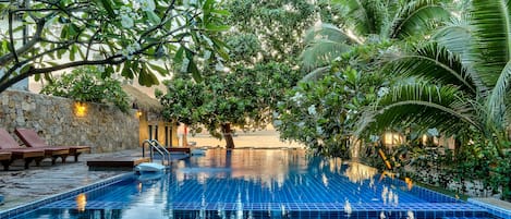 Outdoor pool, free pool cabanas, pool loungers