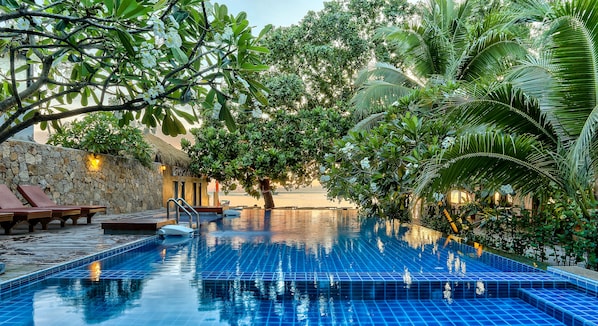 Outdoor pool, free cabanas, sun loungers - Sairee Hut Resort Koh Tao (Koh Tao)
