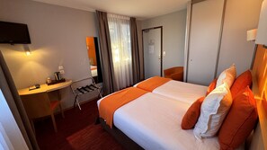 Comfort Twin Room | Premium bedding, in-room safe, desk, blackout curtains - Logis Hôtel La Terrasse Fleurie (Divonne-les-Bains)
