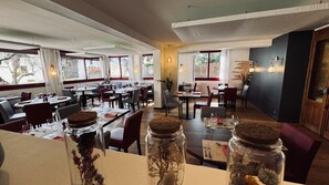 Breakfast, lunch, dinner served; French cuisine  - Logis Hôtel La Terrasse Fleurie (Divonne-les-Bains)