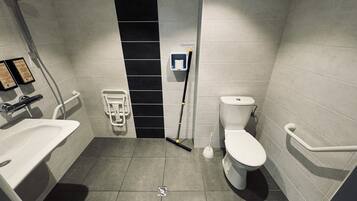 Habitación doble Confort | Baño | Amenidades de baño gratuitas y secadora de cabello