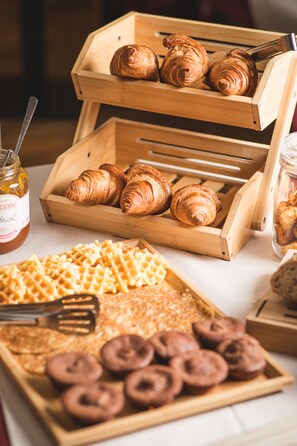 Breakfast, lunch and dinner served  - Logis Hôtel La Terrasse Fleurie (Divonne-les-Bains)