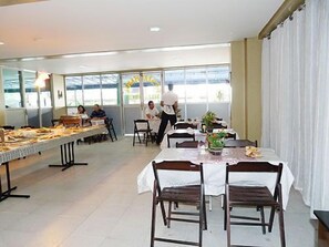 朝食、ランチ、ディナーに営業