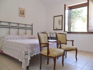 Kamar Double Klasik untuk 1 Orang, kamar mandi pribadi | Brankas, meja kerja, setrika/meja setrika, dan tempat tidur bayi gratis